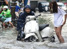Hướng dẫn đi xe máy qua đường ngập nước và cách sửa xe máy khi bị ngập nước, chết máy