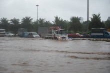 Người Hà Nội chật vật đi làm ngày đầu tuần vì mưa lớn kéo dài