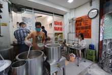 Người Hà Nội dậy sớm, rủ nhau "trẩy hội" ăn phở sáng Người Hà Nội dậy sớm, rủ nhau "trẩy hội" ăn phở sáng