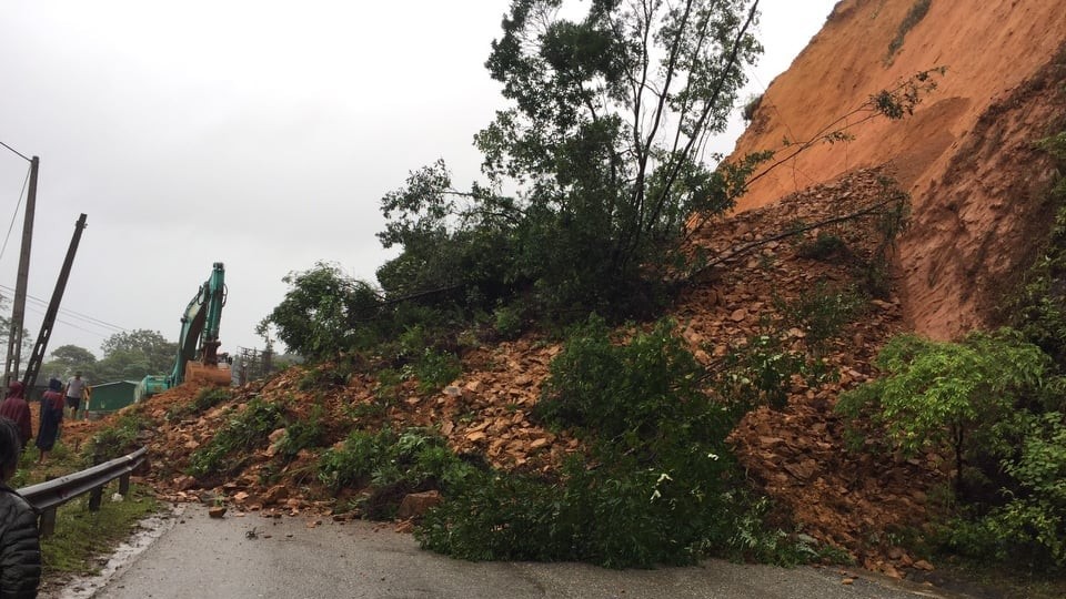Sạt lở đất tại Hà Tĩnh, Quốc lộ 8A tê liệt nhiều giờ Sạt lở đất tại Hà Tĩnh, Quốc lộ 8A tê liệt nhiều giờ