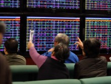 Dự báo thị trường chứng khoán tuần tới 18-22/10: Có khả năng sẽ còn xuất hiện nhịp điều chỉnh và giằng co ở nhóm cổ phiếu vốn hóa lớn Dự báo thị trường chứng khoán tuần tới 18-22/10: Có khả năng sẽ còn xuất hiện nhịp điều chỉnh và giằng co ở nhóm cổ phiếu vốn hóa lớn