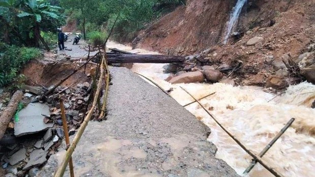 Bão chồng bão, miền Trung gồng mình chống đỡ Bão chồng bão, miền Trung gồng mình chống đỡ