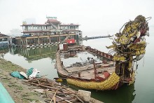 Thực hiện tháo gỡ tàu bỏ hoang tại bến du thuyền Hồ Tây