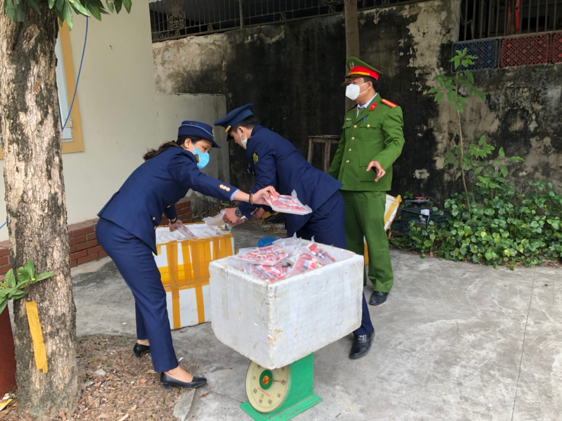 Nghệ An: Tiêu huỷ 115 kg thịt lợn và thịt bò đã bốc mùi hôi thối