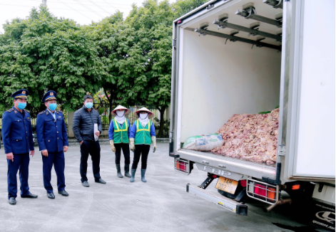 Quảng Ninh: Tiêu hủy 2,4 tấn mỡ động vật không rõ nguồn gốc