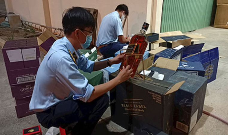 Thu giữ trên 2.600 chai rượu ngoại nhập lậu