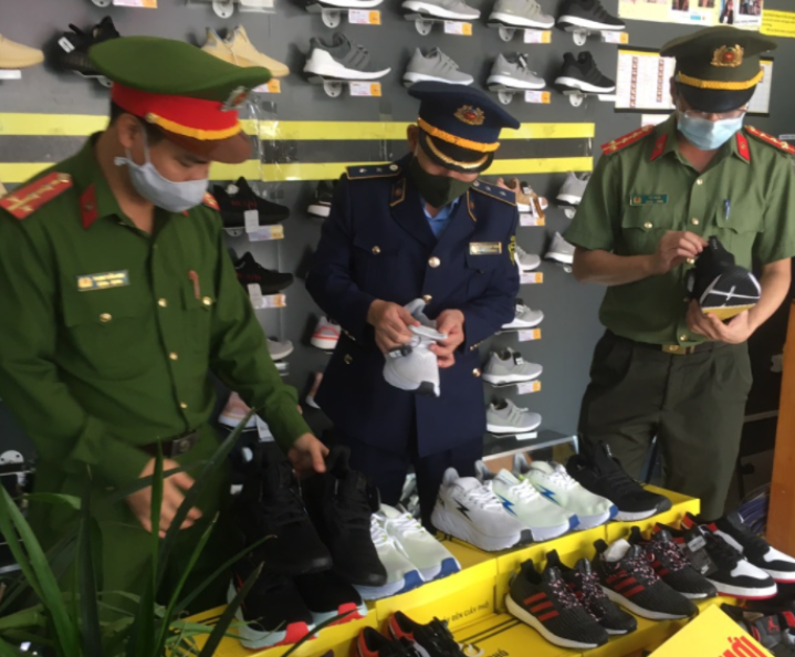 Phạt 256 triệu đồng 4 cửa hàng vì kinh doanh hơn 4.200 đôi giầy giả nhãn hiệu