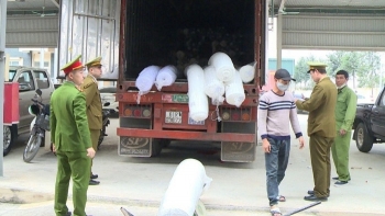 Chặn bắt xe tải chở hàng nghi nhập lậu trị giá 5 tỷ đồng
