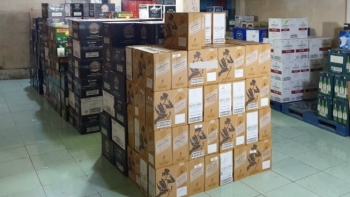 Thu giữ hàng ngàn chai rượu ngoại không rõ xuất xứ