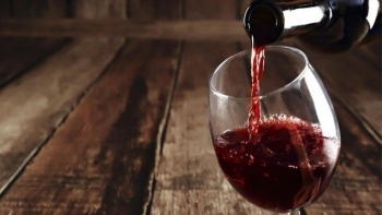 Xem xét việc dán tem điện tử cho doanh nghiệp sản xuất, nhập khẩu thuốc lá và rượu