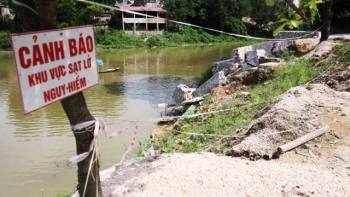 Hà Nội lại công bố tình trạng khẩn cấp sạt lở bờ sông Bùi