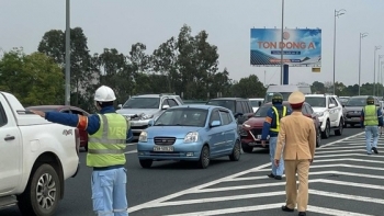 Mồng 2 Tết, ô tô ùn ùn đổ về cửa ngõ phía Nam Hà Nội