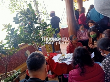 Mặc Covid-19, nườm nượp người vẫn "đội" lễ về Đền Chúa Thác Bờ