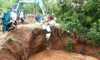 Công bố tình trạng khẩn cấp sập cống qua đê sông Đáy tại Hà Nội