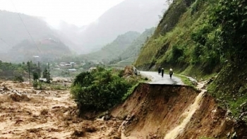 Sạt lở đất khiến 2 người tử nạn, 7 người bị thương