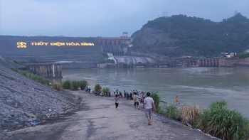 Đóng cửa xả đáy hồ Thủy điện Hòa Bình