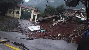 Đường 12A tại Quảng Bình nứt toác, sạt lở đất nghiêm trọng