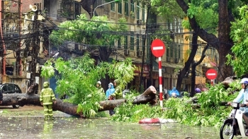 Hà Nội đốc thúc di dời dân ra khỏi chung cư cũ trong mùa mưa bão