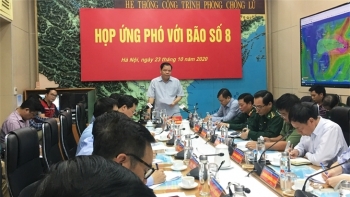 Bão số 8 ập tới, quan ngại bão số 9 vào Biển Đông