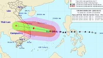 Bão số 9 giật cấp 17 tiến vào miền Trung