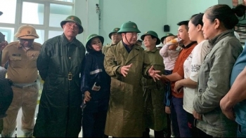 Điều 2 tàu Hải quân tìm tàu cá mất tích, bão số 9 áp sát đất liền