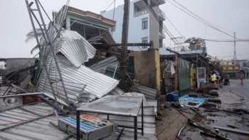 Bão số 9 đổ bộ, hàng chục ngôi nhà bị tốc mái