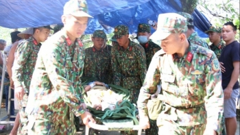 Sạt lở đất tại Quảng Nam: Đưa 16 nạn nhân sống sót ra khỏi hiện trường