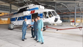 Huyện Phước Sơn - Quảng Ngãi đón hàng cứu trợ từ trực thăng