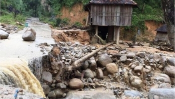 Quảng Ngãi chịu lũ quét kinh hoàng, nhà dân bị cuốn phăng