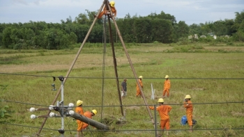 Sau bão số 9, gần 60 nghìn người dân tại miền Trung vẫn chưa có điện