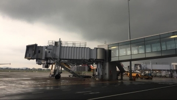 Bão số 12 đổ bộ, nhiều sân bay tạm dừng hoạt động