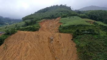 Sạt lở núi sau tiếng nổ lớn, hàng chục hộ dân bị đe doạ