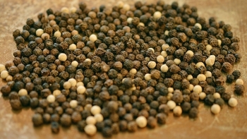 Giá hồ tiêu hôm nay 17/12: Đồng loạt giảm mạnh