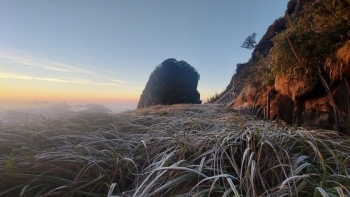 Xuống tới - 9 độ C, đỉnh Fansipan xuất hiện băng tuyết trắng xóa