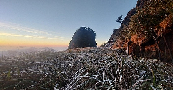 Xuống tới - 9 độc C, đỉnh Fansipan xuất hiện băng tuyết trắng xóa