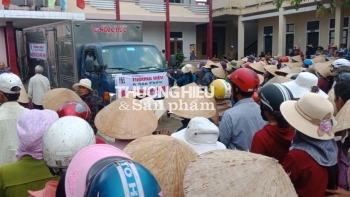 Tạp chí điện tử Thương hiệu & Sản phẩm: Trao hỗ trợ cho bà con vùng lũ miền Trung