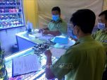 Kiểm tra chợ Bến Thành và Saigon Square, tạm giữ 1.500 sản phẩm giả nhãn hiệu