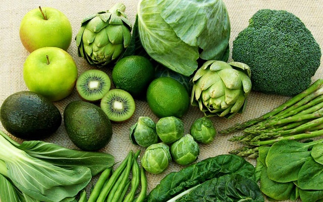 Rau xanh chưa nhiều h&agrave;m lượng vitamin v&agrave; chất xơ c&oacute; lợi cho sức khỏe