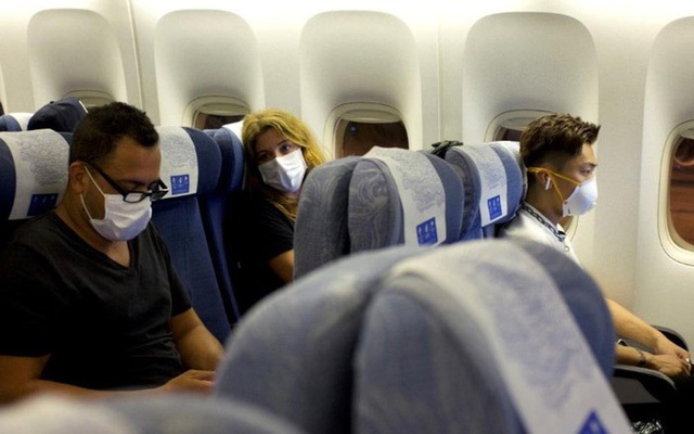 N&ecirc;n đeo khẩu trang đ&uacute;ng c&aacute;ch khi đi m&aacute;y bay trong m&ugrave;a dịch