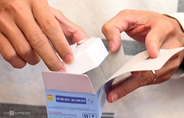Sinh phẩm x&eacute;t nghiệm nCov do Việt Nam sản xuất, mỗi bộ gồm 50 test Ảnh:BN