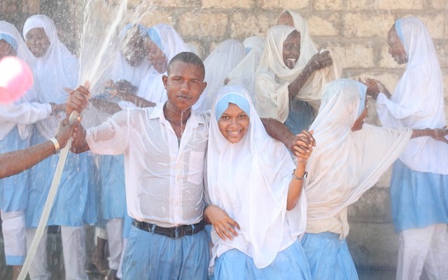 Học sinh Kenya hạnh ph&uacute;c vui đ&ugrave;a trong nước đ&atilde; được khử mặn