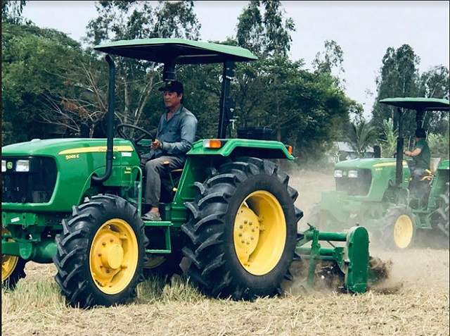 M&aacute;y k&eacute;o John Deere 5050D v&agrave; 5065E đ&atilde; đến tay c&aacute;c kh&aacute;ch h&agrave;ng ở khu vực Đồng Th&aacute;p
