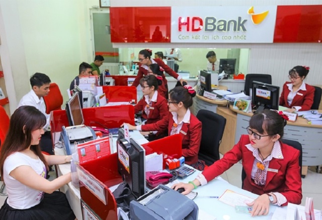 kh&aacute;ch h&agrave;ng giao dịch tại HD Bank