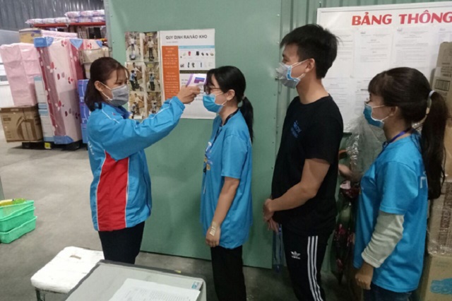 Cảnh đo th&acirc;n nhiệt tại c&aacute;c trung t&acirc;m vận h&agrave;nh của một s&agrave;n thương mại điện tử