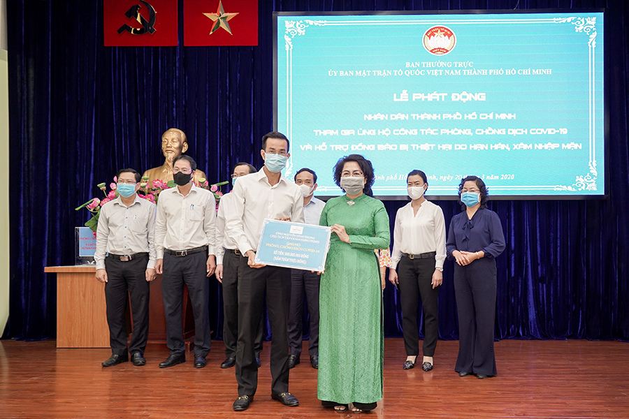 Đại diện Tập đo&agrave;n Hưng Thịnh - &Ocirc;ng Cao Minh Hiếu &ndash; Ph&oacute; Tổng Gi&aacute;m đốc Hưng Thịnh Land trao 500 triệu đồng hỗ trợ ph&ograve;ng, chống dịch Covid-19 tại Tp.HCM cho b&agrave; T&ocirc; Thị B&iacute;ch Ch&acirc;u - Chủ tịch Ủy ban MTTQ Việt Nam TP.HCM