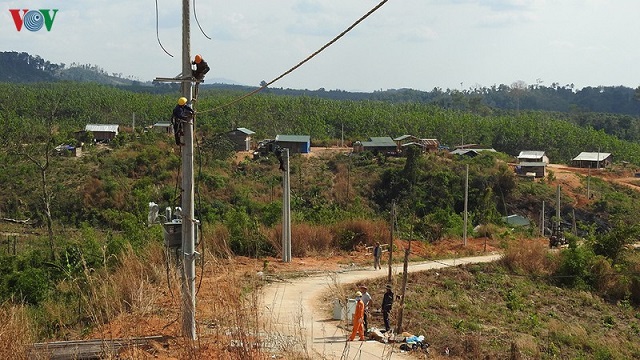 K&eacute;o điện về v&ugrave;ng s&acirc;u bi&ecirc;n giới huyện Ia H&rsquo;Drai, tỉnh Kon Tum