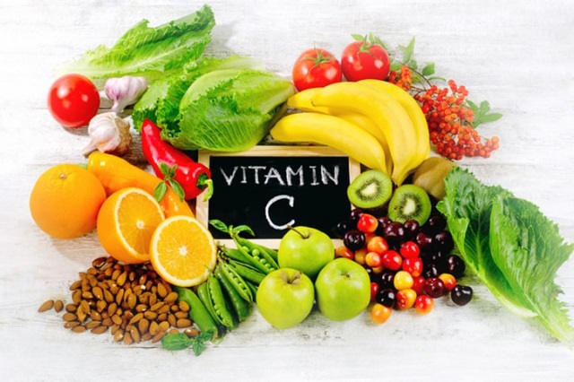 Vitamin C l&agrave; một trong 13 loại vitamin thiết yếu đối với cơ thể