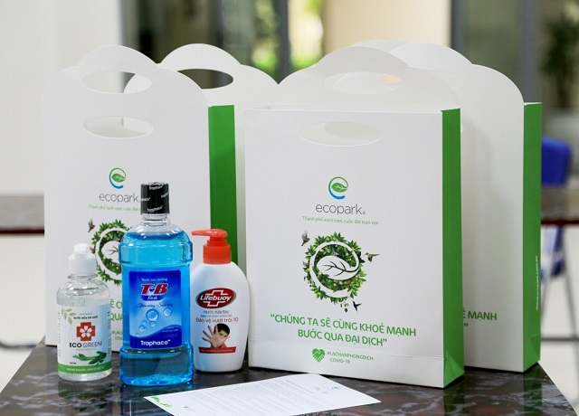 Những m&oacute;n qu&agrave; với lời nhắn nhủ &ldquo;Ch&uacute;ng ta sẽ c&ugrave;ng khỏe mạnh bước qua dịch bệnh&rdquo; được gửi tới cho cư d&acirc;n.