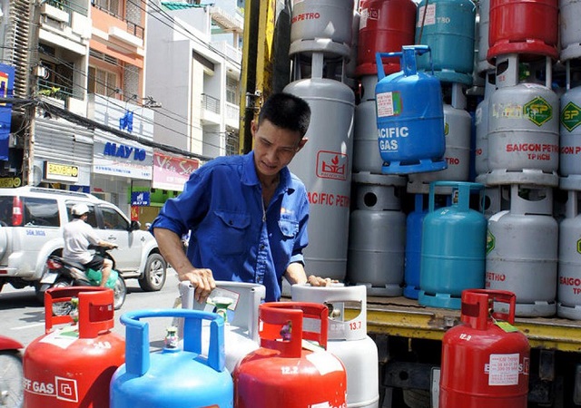 gi&aacute; ga trong nước giảm kỷ lục