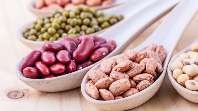 C&aacute;c loại hạt  l&agrave; nguồn cung cấp sắt tốt cho cả người ăn chay v&agrave; người ăn thịt